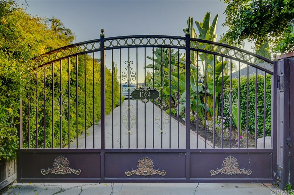 PRIVATE GATED ENTRANCE
