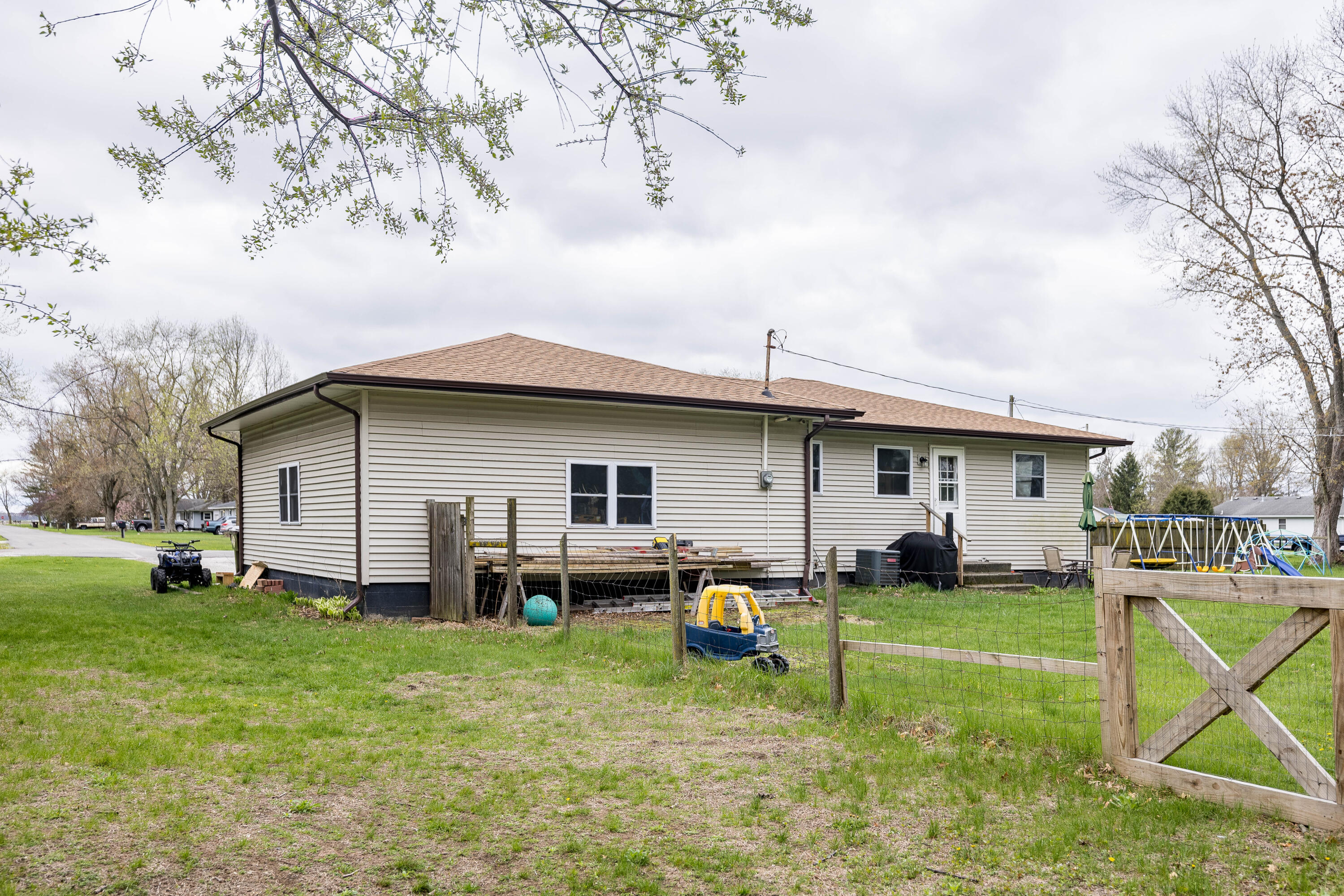 7612 Graefen Drive Demotte, IN 46310 - Photo 5 of 25 a house view with a garden space
