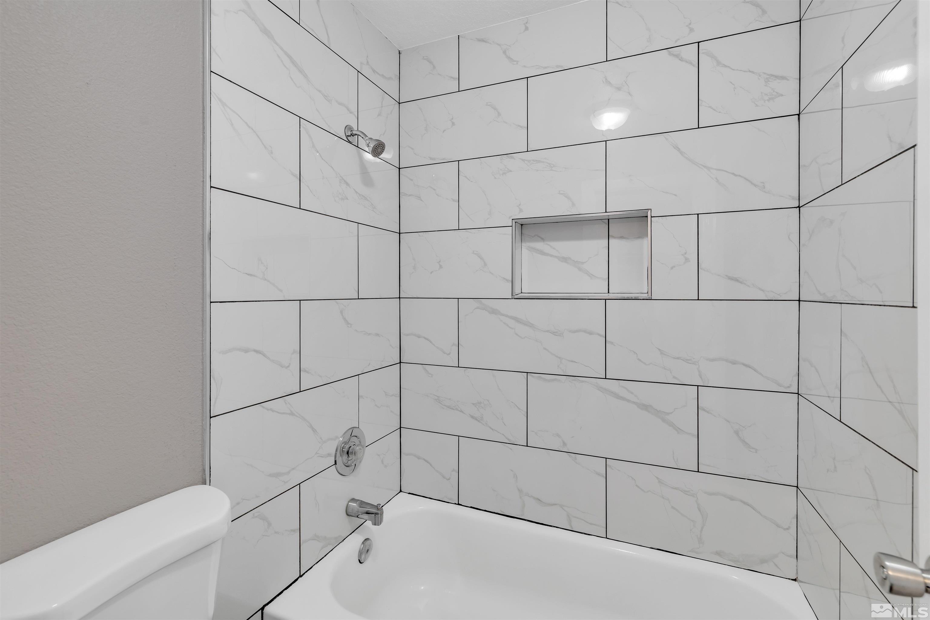 2095 Highview Court, Unit 3 Reno, NV 89512 - Photo 9 of 20 a bathroom with a bathtub
