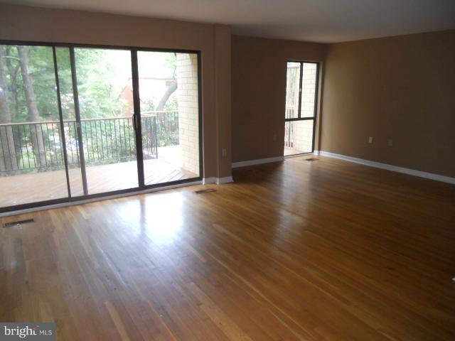11172 Saffold Way Reston, VA 20190 - Photo 7 of 17 Living Room