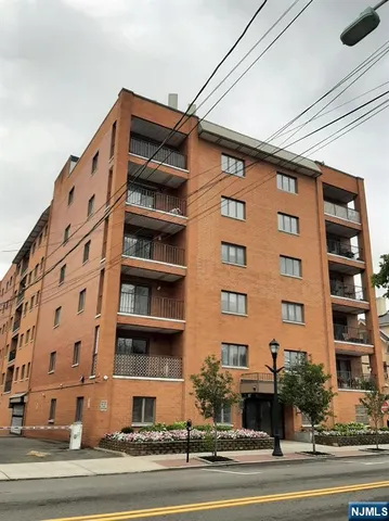 $2,800 | 633 Palisade Avenue, Unit 3C, Cliffside Park, NJ 07010
