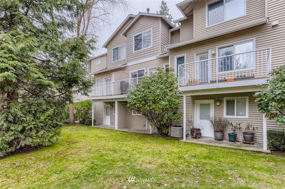 13400 Dumas Road, Unit E3 Mill Creek, WA 98012 - Photo 27 of 28 a front view of a house with garden