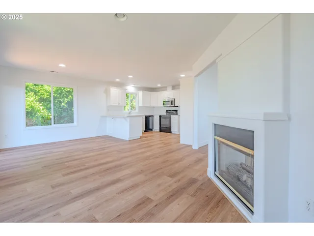 $630,000 | 642 East Pioneer Loop, La Center, WA 98629