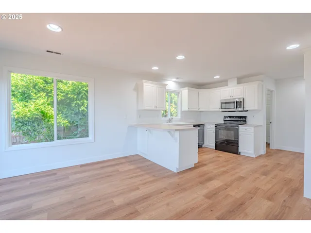 $630,000 | 642 East Pioneer Loop, La Center, WA 98629