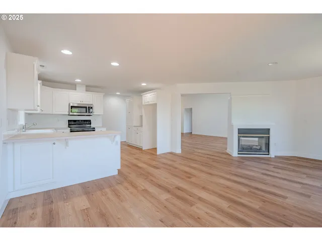 $630,000 | 642 East Pioneer Loop, La Center, WA 98629