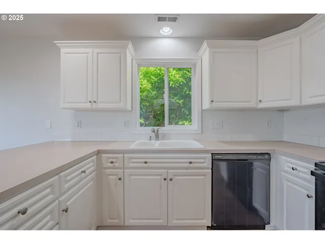 $630,000 | 642 East Pioneer Loop, La Center, WA 98629