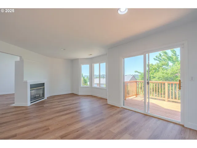 $630,000 | 642 East Pioneer Loop, La Center, WA 98629