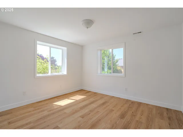 $630,000 | 642 East Pioneer Loop, La Center, WA 98629