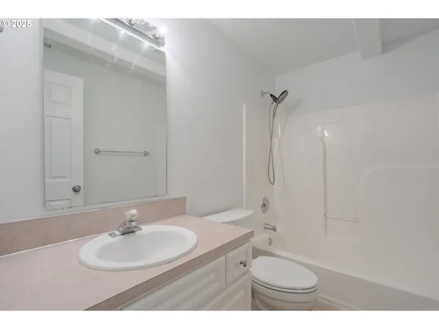 $630,000 | 642 East Pioneer Loop, La Center, WA 98629