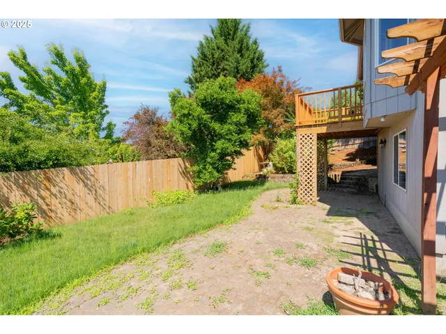 $630,000 | 642 East Pioneer Loop, La Center, WA 98629