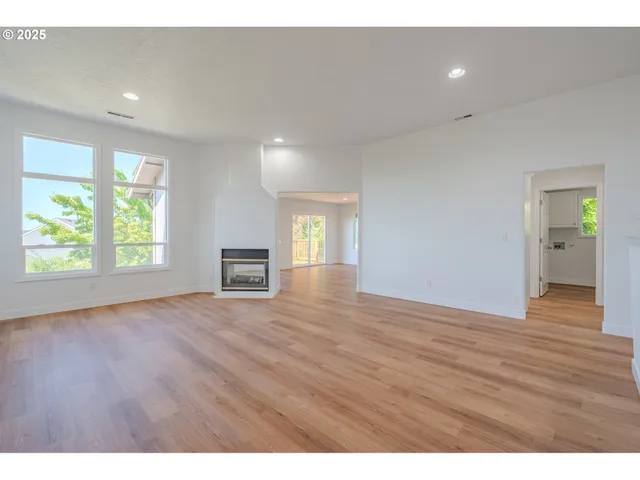 $630,000 | 642 East Pioneer Loop, La Center, WA 98629