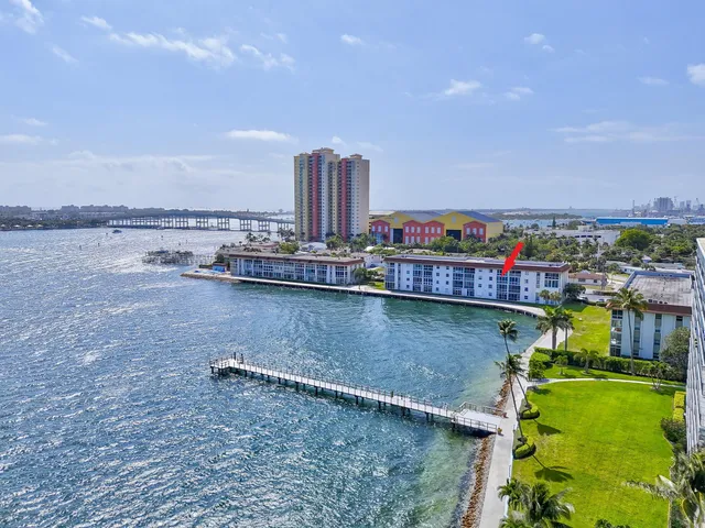 $2,700 | 410 Wilma Circle, Unit 303, Riviera Beach, FL 33404