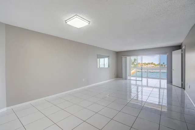 $2,700 | 410 Wilma Circle, Unit 303, Riviera Beach, FL 33404