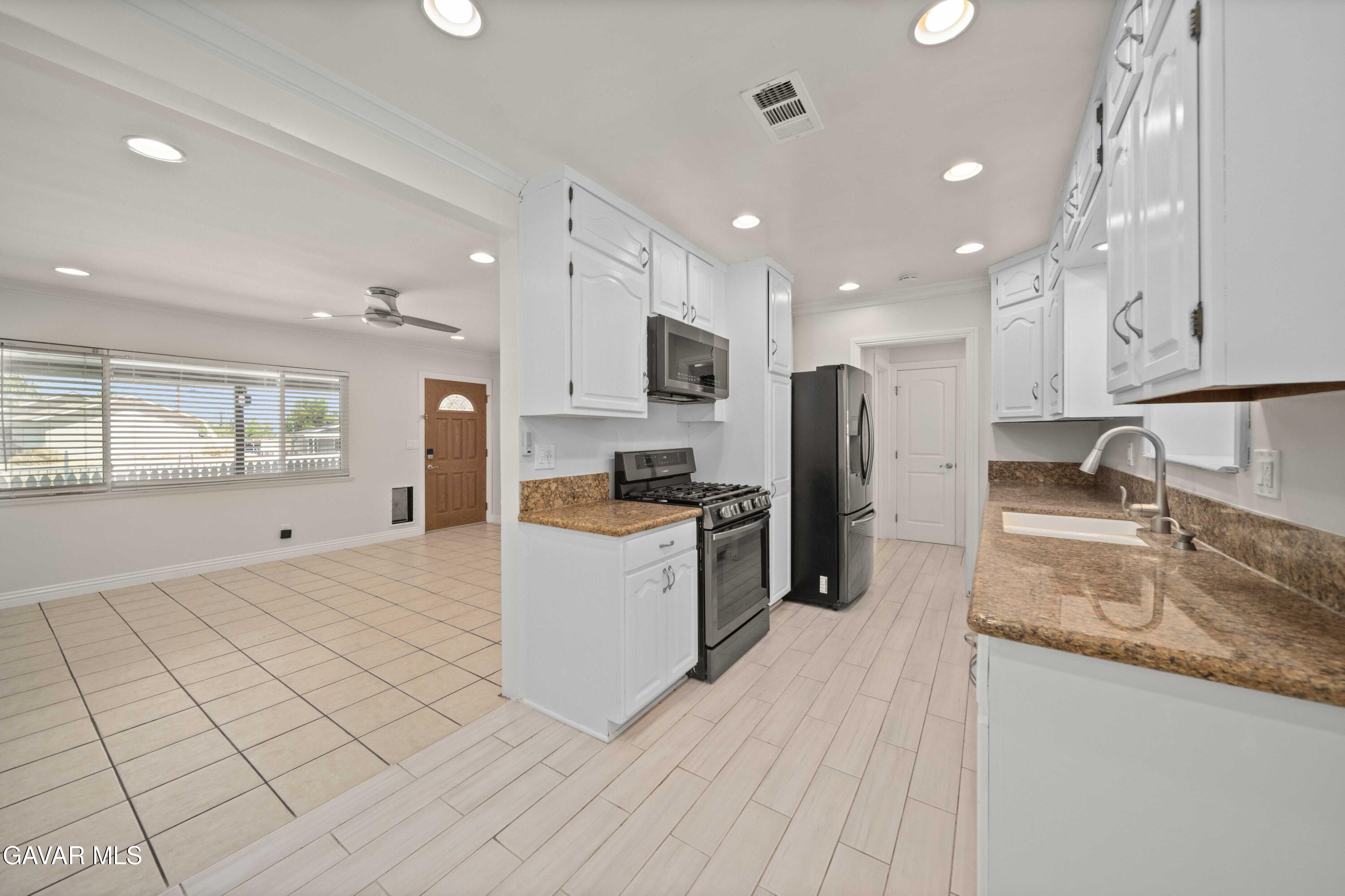 38818 Deer Run Road Palmdale, CA 93551 - Photo 9 of 33 38818 Deer Run Rd -9