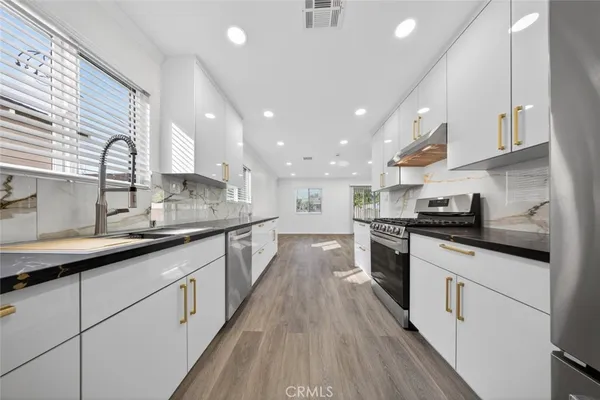 $4,200 | 15753 Cohasset Street, Van Nuys, CA 91406