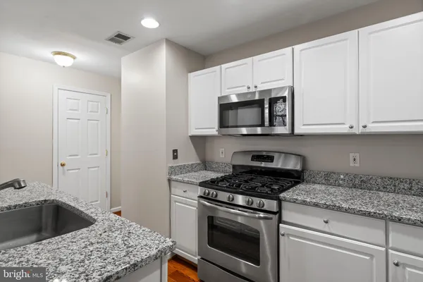 $3,200 | 177 Martin Lane, Alexandria, VA 22304
