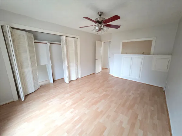 a view of a livingroom with a ceiling fan