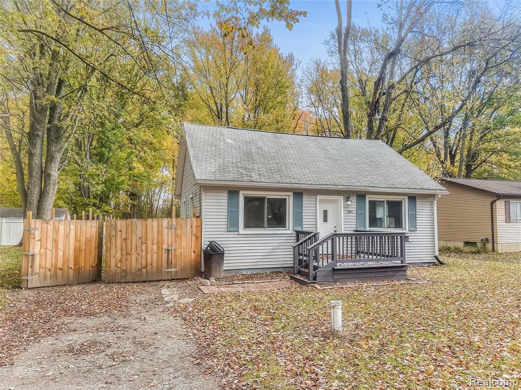 2372 Meadow Street Flushing, MI 48433 - Photo 3 of 17