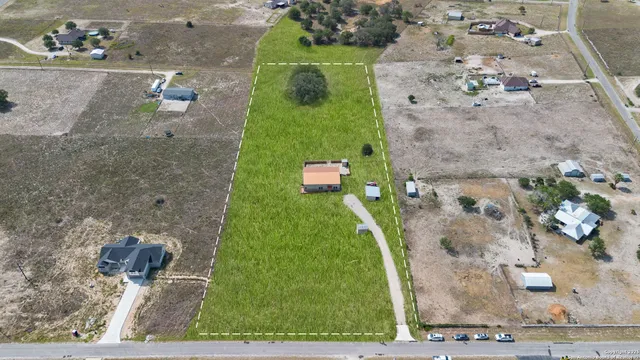 $599,999 | 201 Lakeview Circle, La Vernia, TX 78121