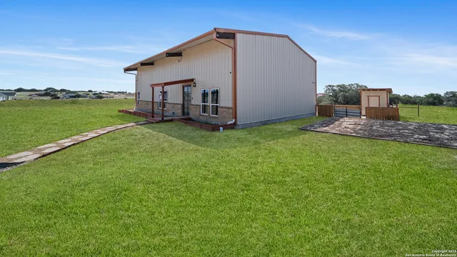 a view of a house with backyard and garden