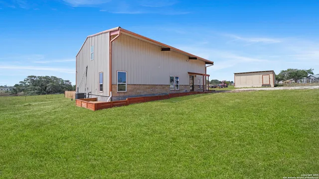 a view of a house with backyard