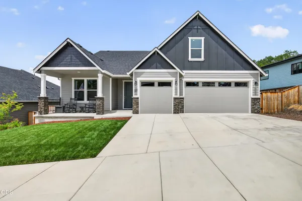 $650,000 | 327 Arrowhead Trail, Eagle Point, OR 97524