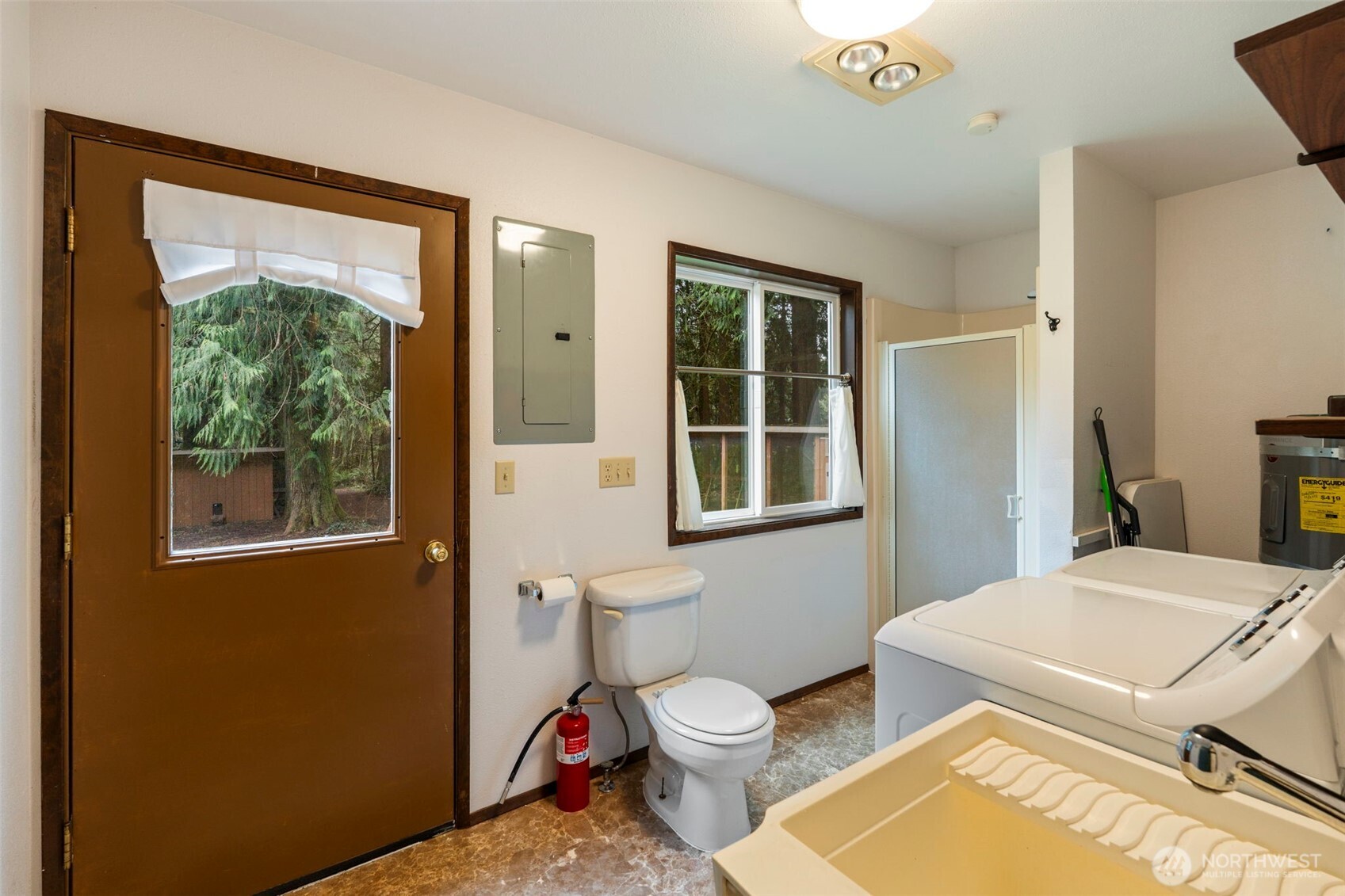 209 Alpha Way Onalaska, WA 98570 - Photo 18 of 40 a bathroom with a toilet sink and tub