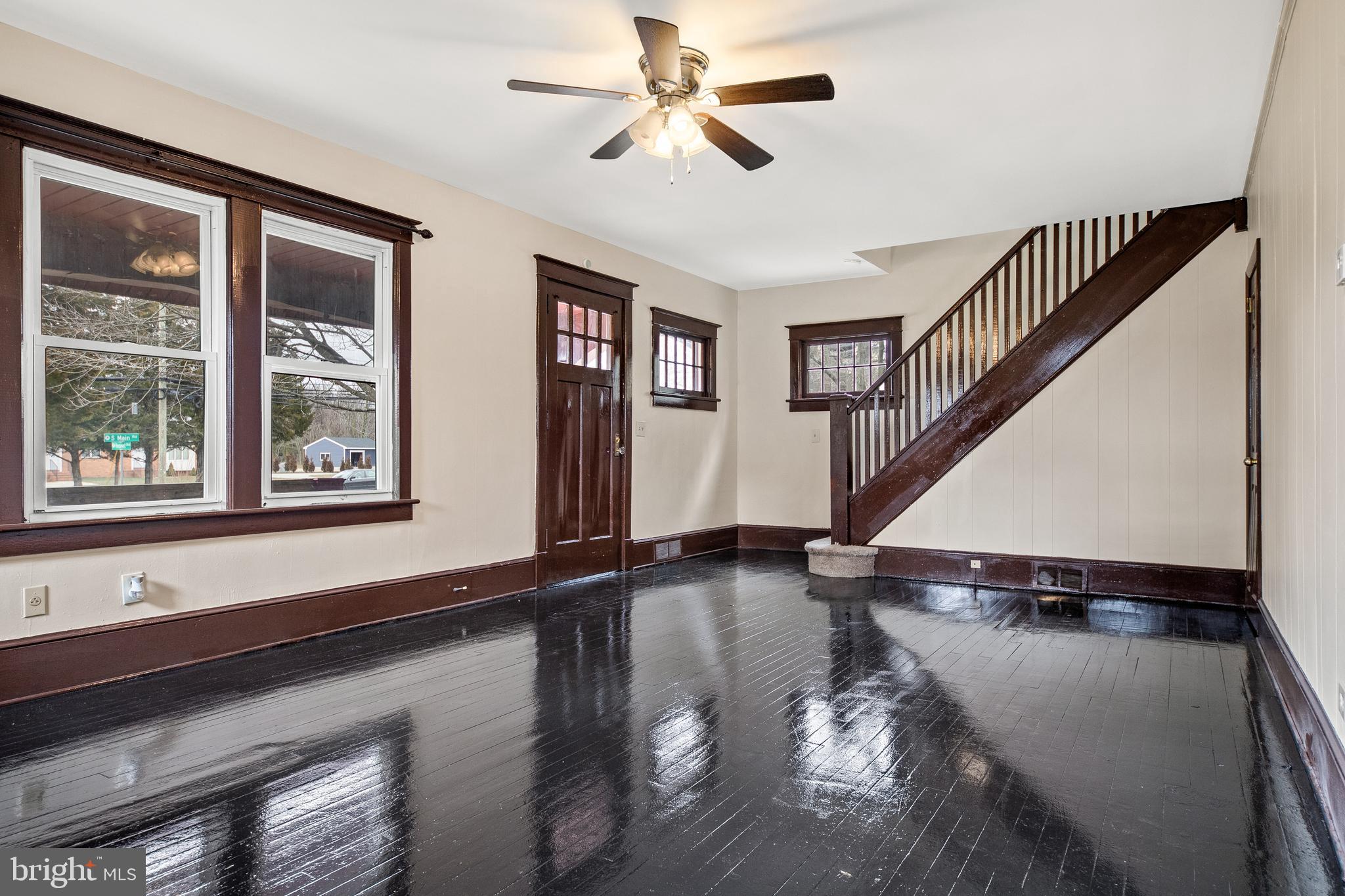 1909 South Main Road Vineland, NJ 08360 - Photo 5 of 38 Living room