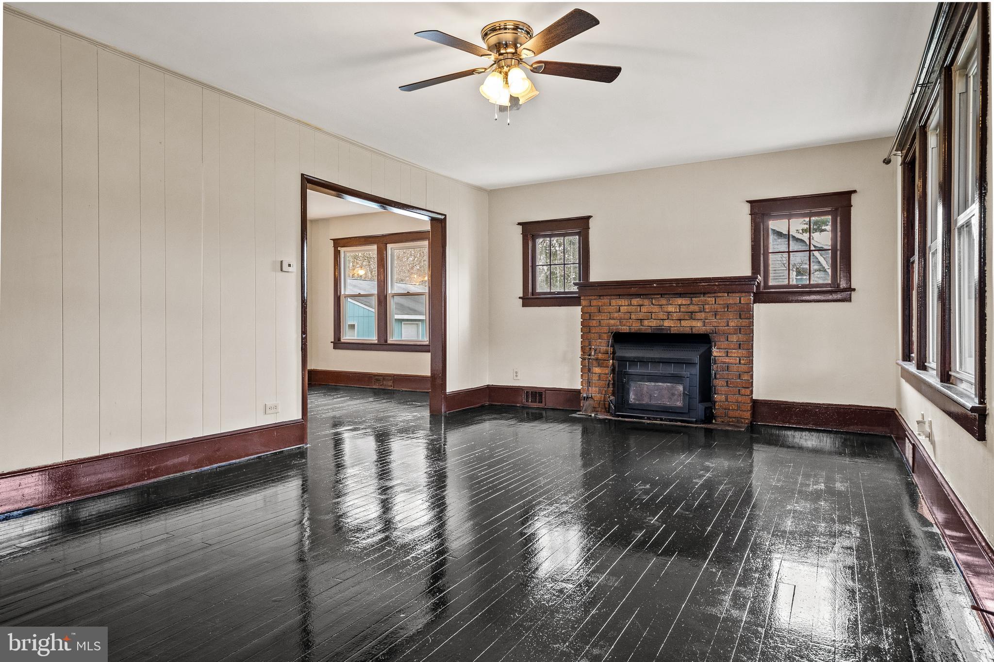 1909 South Main Road Vineland, NJ 08360 - Photo 6 of 38 Living room
