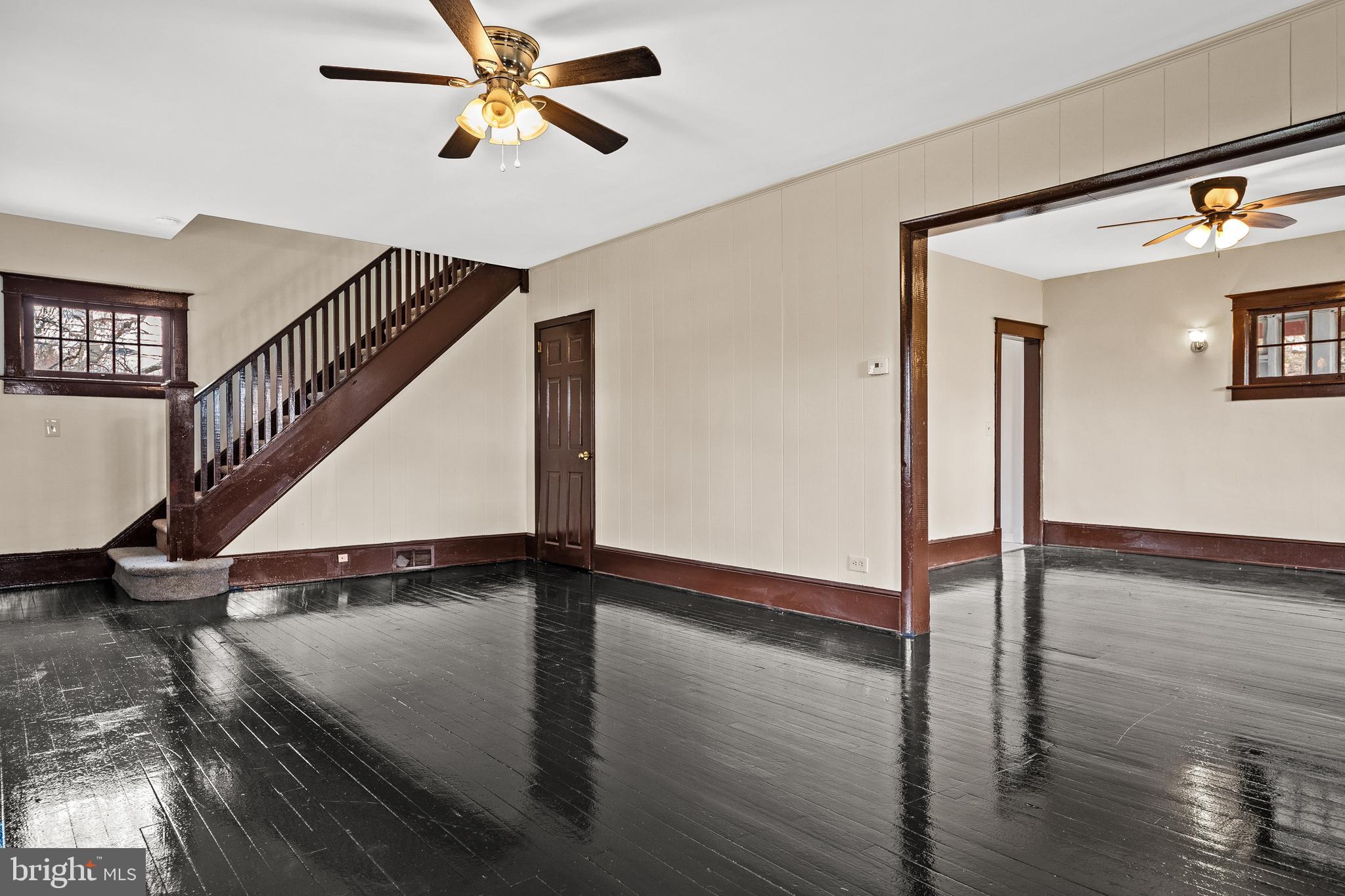 1909 South Main Road Vineland, NJ 08360 - Photo 7 of 38 Living room