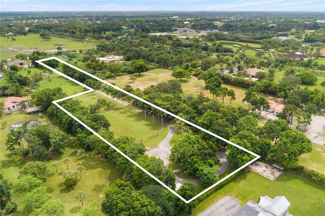 a view of a tennis court