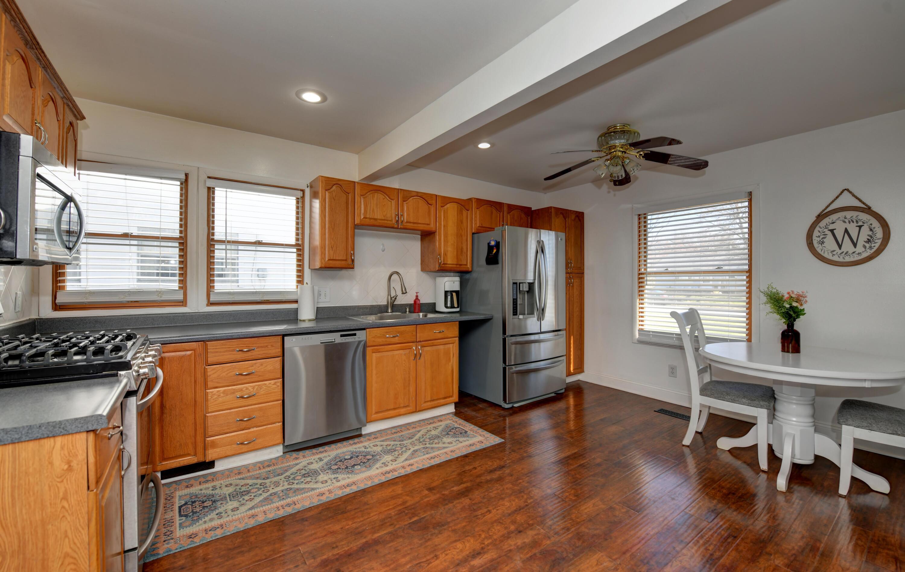 335 Danhurst Road Columbus, OH 43228 - Photo 6 of 41 Kitchen