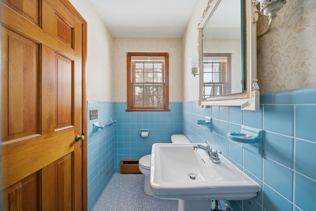 105 Edgewater Road Agawam, MA 01001 - Photo 19 of 41