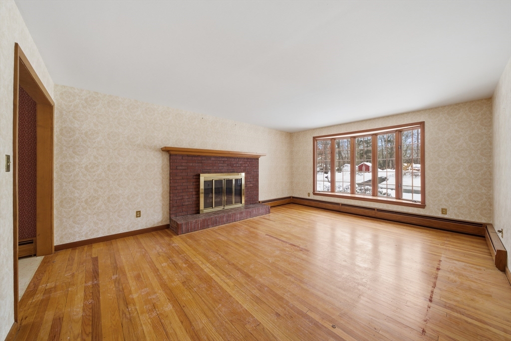 105 Edgewater Road Agawam, MA 01001 - Photo 4 of 41