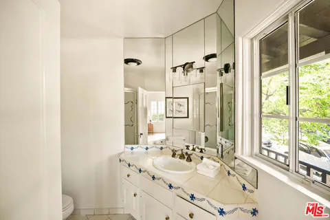 $3,695,000 | 3706 Effingham Place, Los Angeles, CA 90027