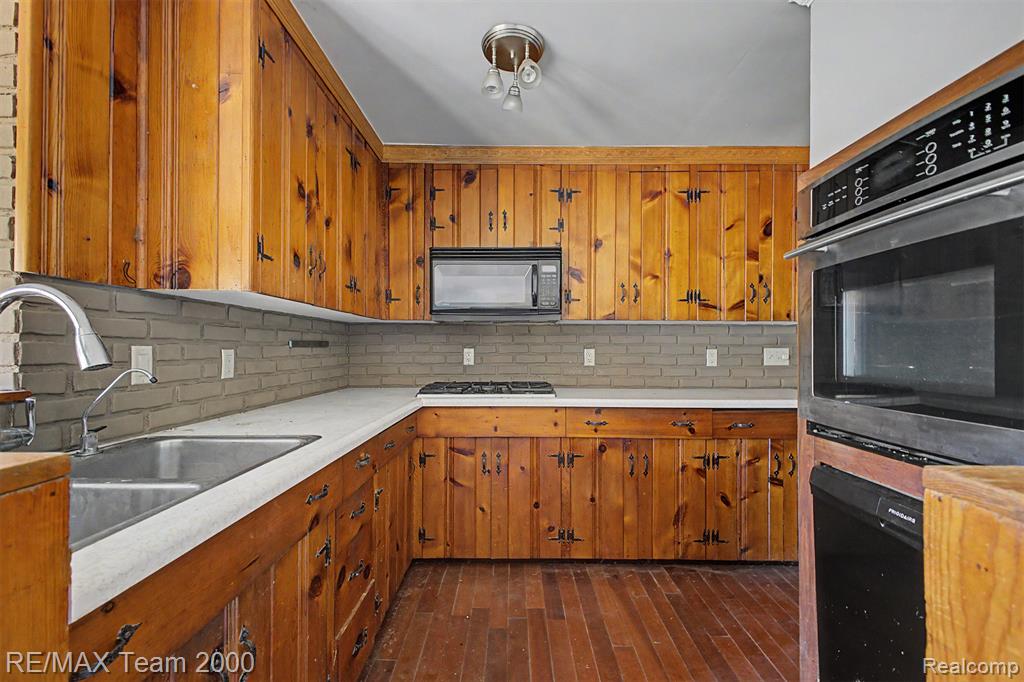 2145 Oakville Waltz Road New Boston, MI 48164 - Photo 11 of 56