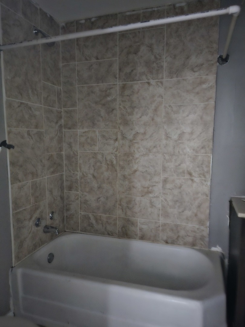 4838 West Fulton Street Chicago, IL 60644 - Photo 7 of 9 a bathroom with a bathtub