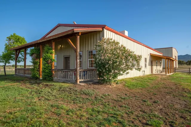 a view of a house with backyard and garden
