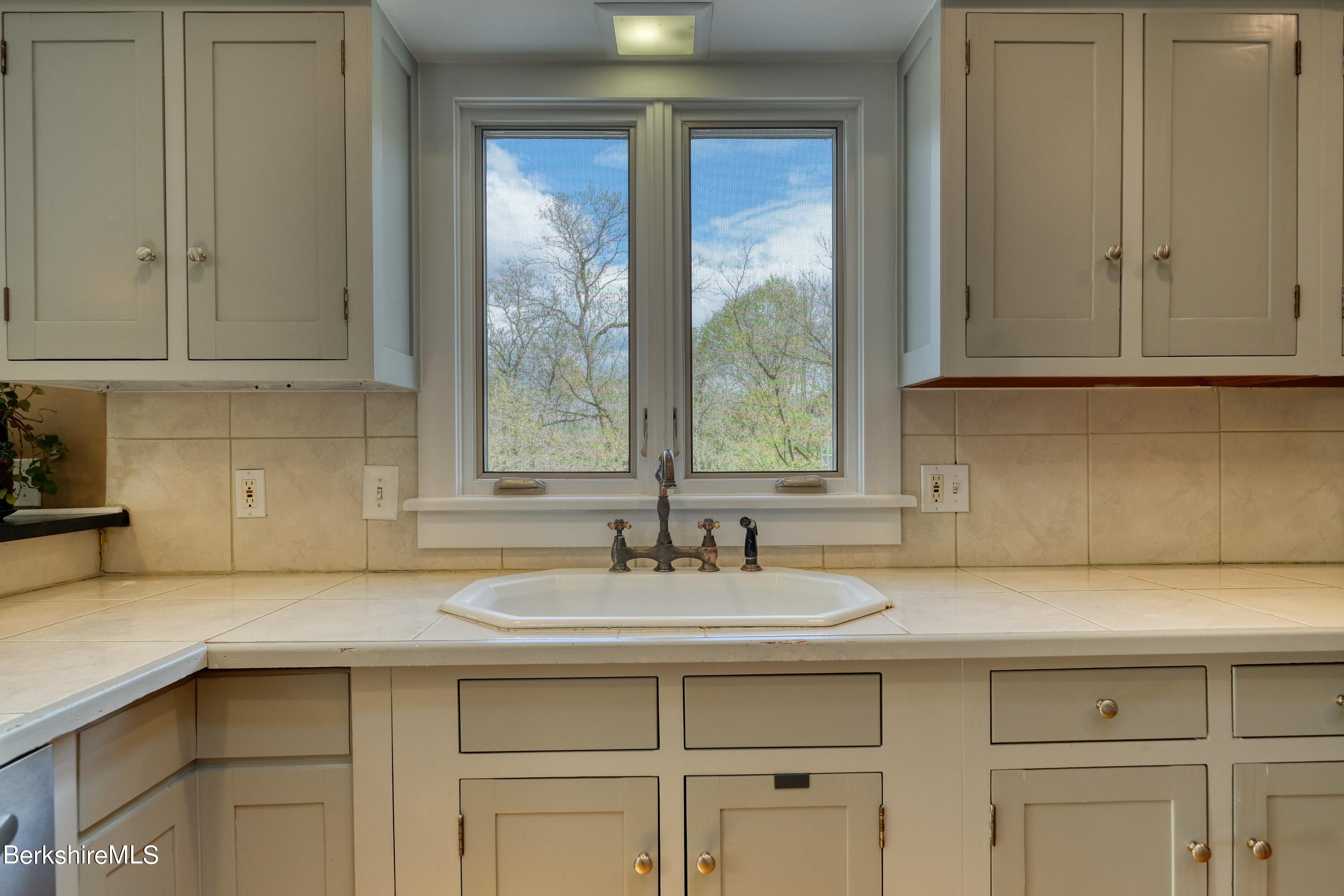 128 Stratton Road Williamstown, MA 01267 - Photo 4 of 62 Kitchen with A View