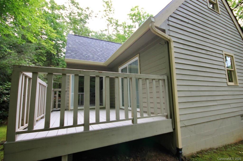 10 Dwarf Mountain Road, Unit 22 Sapphire, NC 28774 - Photo 21 of 23 a porch with a table in the balcony