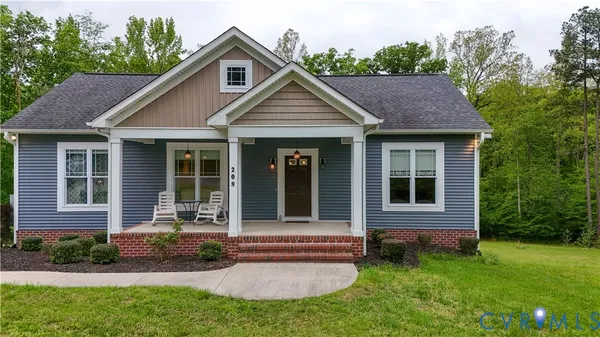 a view of front of a house with a yard