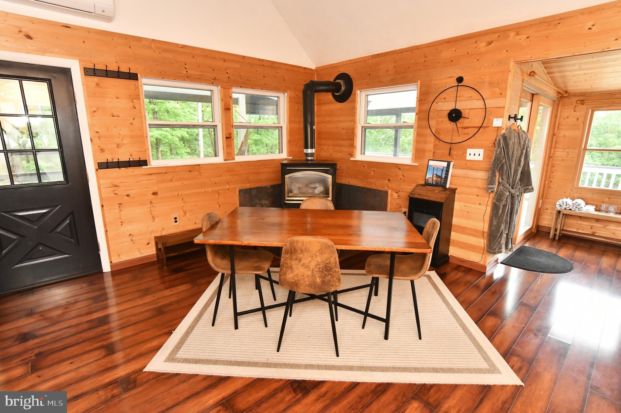 513 Cardinal Drive Rio, WV 26755 - Photo 13 of 55 Dining area