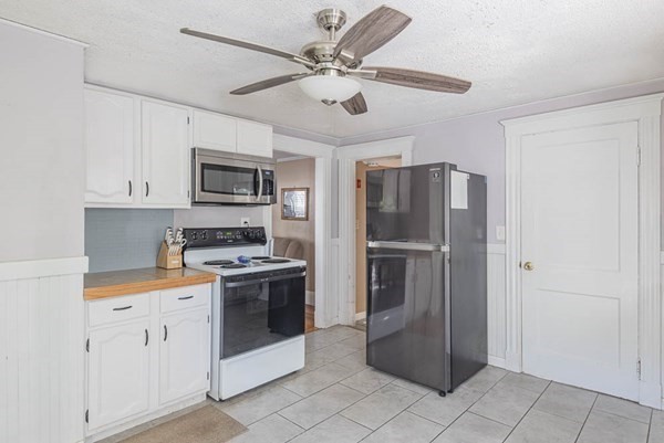 28 Saunders Road Lynn, MA 01904 - Photo 8 of 27 Gallery Image 8