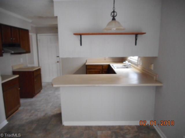 2220 Hickswood Road High Point, NC 27265 - Photo 5 of 16 Kitchen Bar