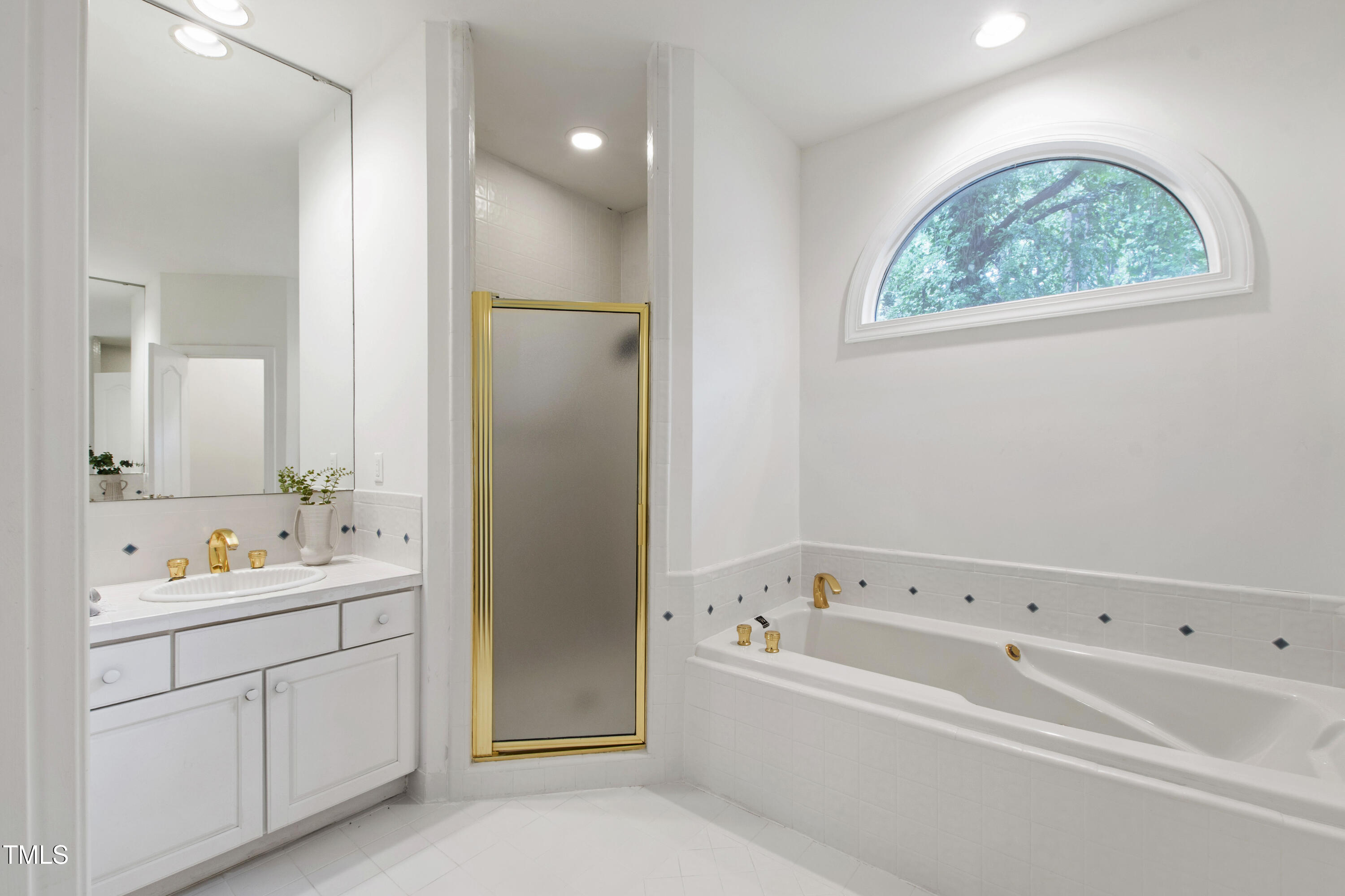 2517 High Ridge Drive Raleigh, NC 27606 - Photo 25 of 69 a bathroom with a tub sink and mirror