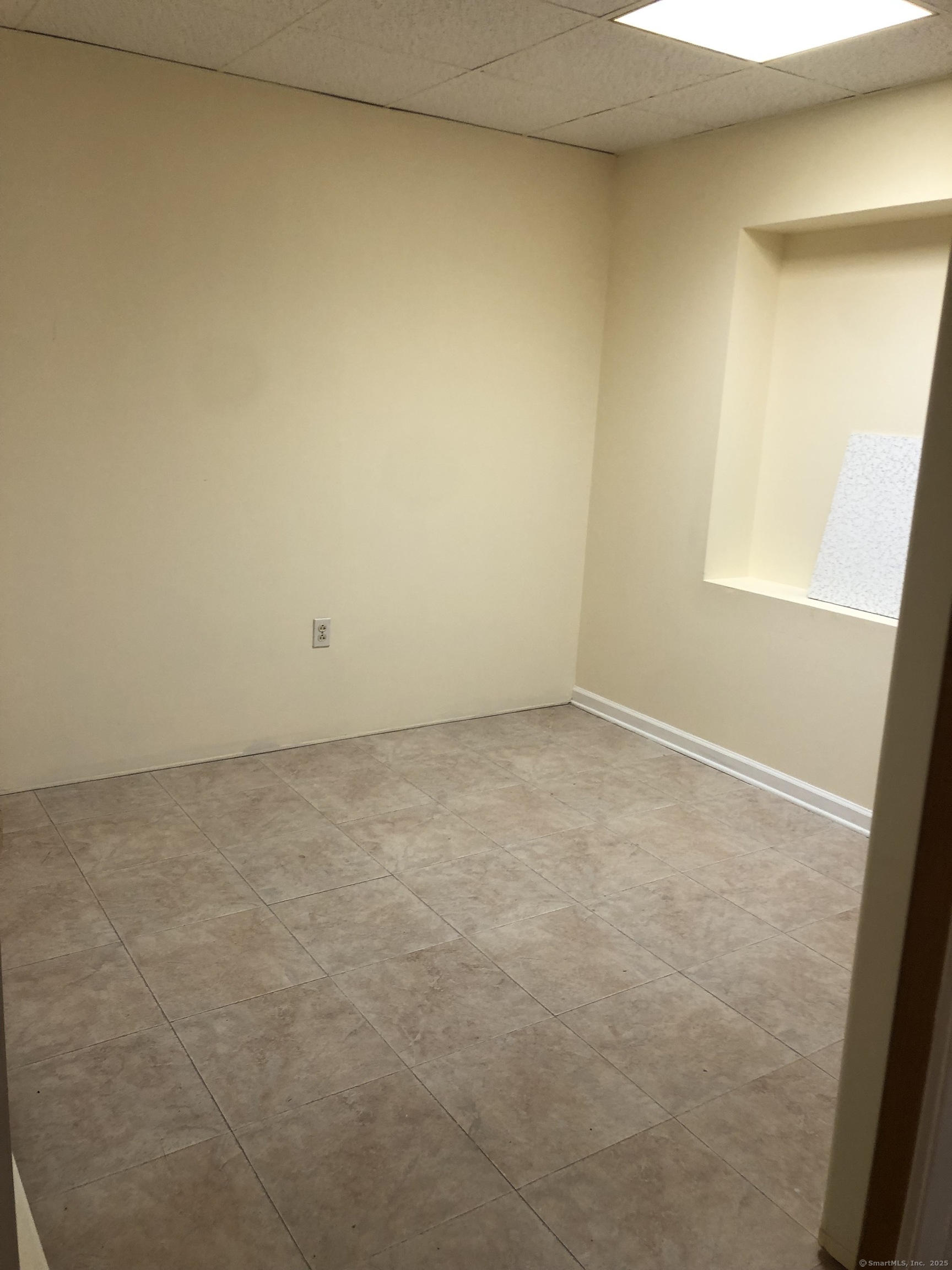 1399 State Street, Unit 5B New Haven, CT 06511 - Photo 4 of 6 an empty room with a window