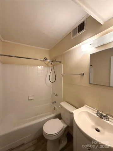 $1,090 | 2126 East 7th Street, Unit 102, Charlotte, NC 28204