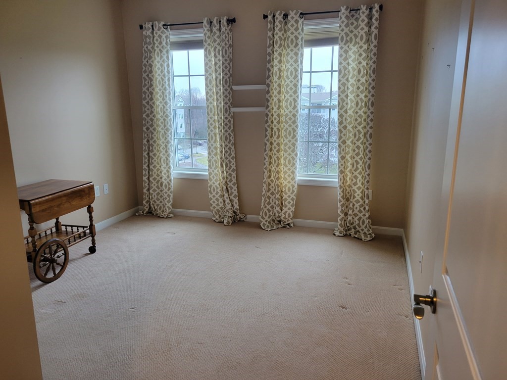 9 Abigail Way, Unit 4010 Reading, MA 01867 - Photo 22 of 37 an empty room with windows and closet