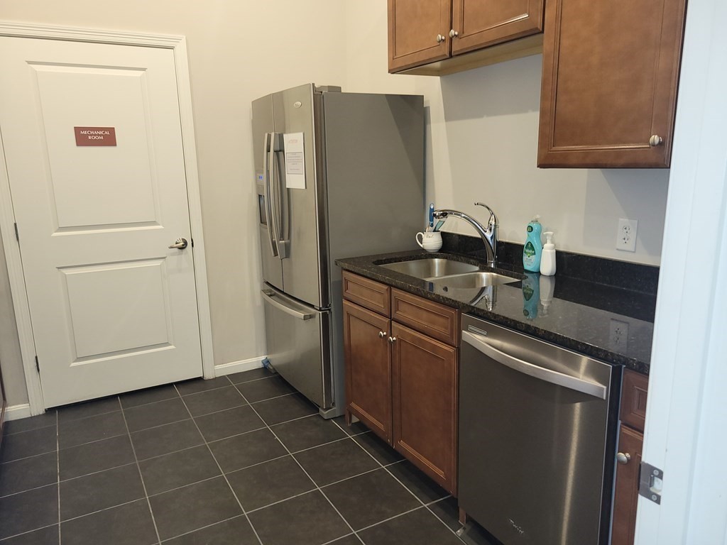 9 Abigail Way, Unit 4010 Reading, MA 01867 - Photo 33 of 37 a kitchen with stainless steel appliances granite countertop a refrigerator and a sink