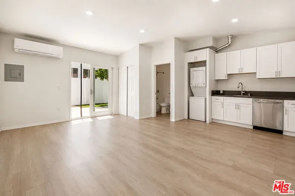 $2,000 | 6031 Fallbrook Avenue, Woodland Hills, CA 91367